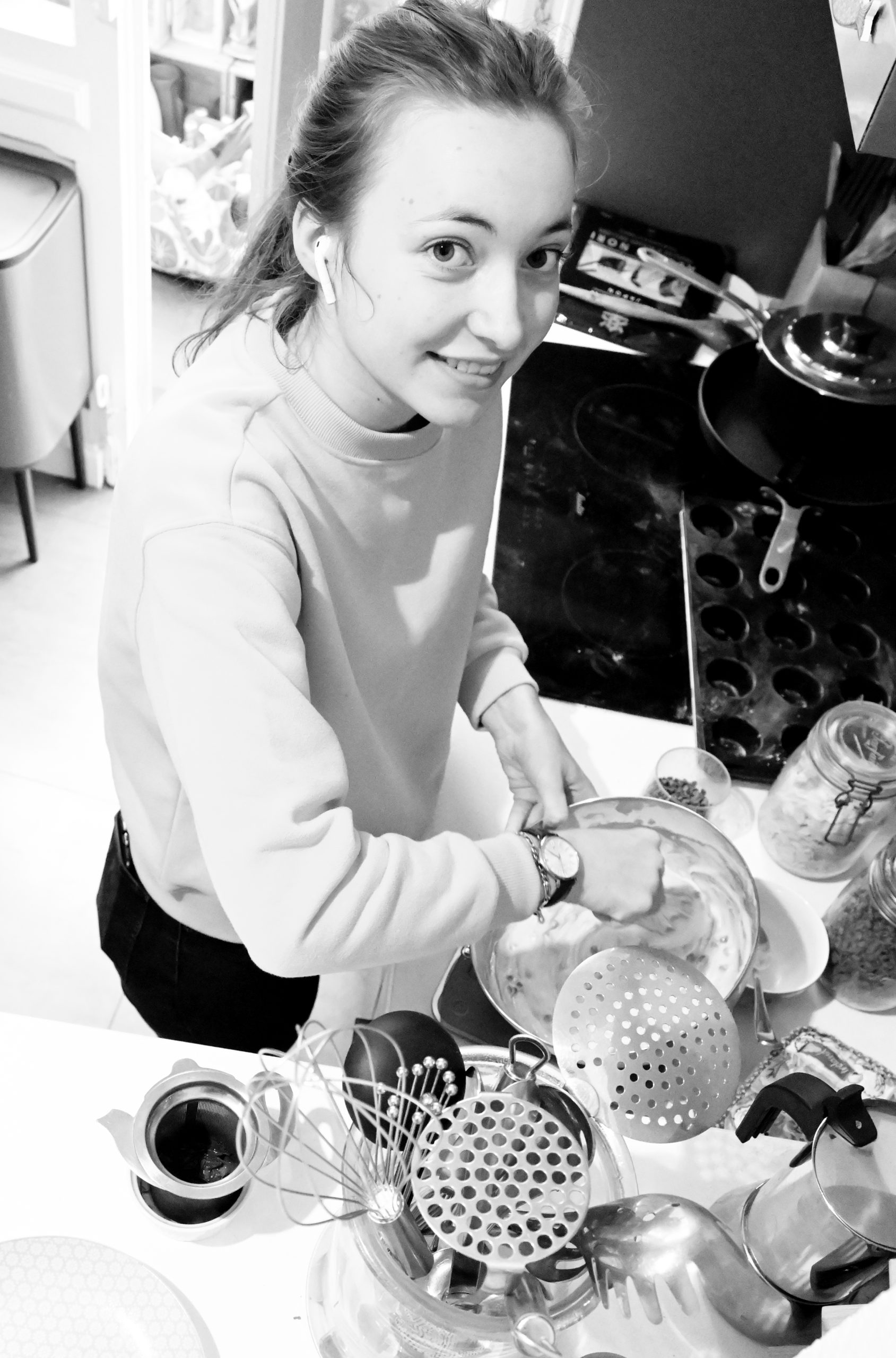 jeune fille en cuisine pour des gateaux 
