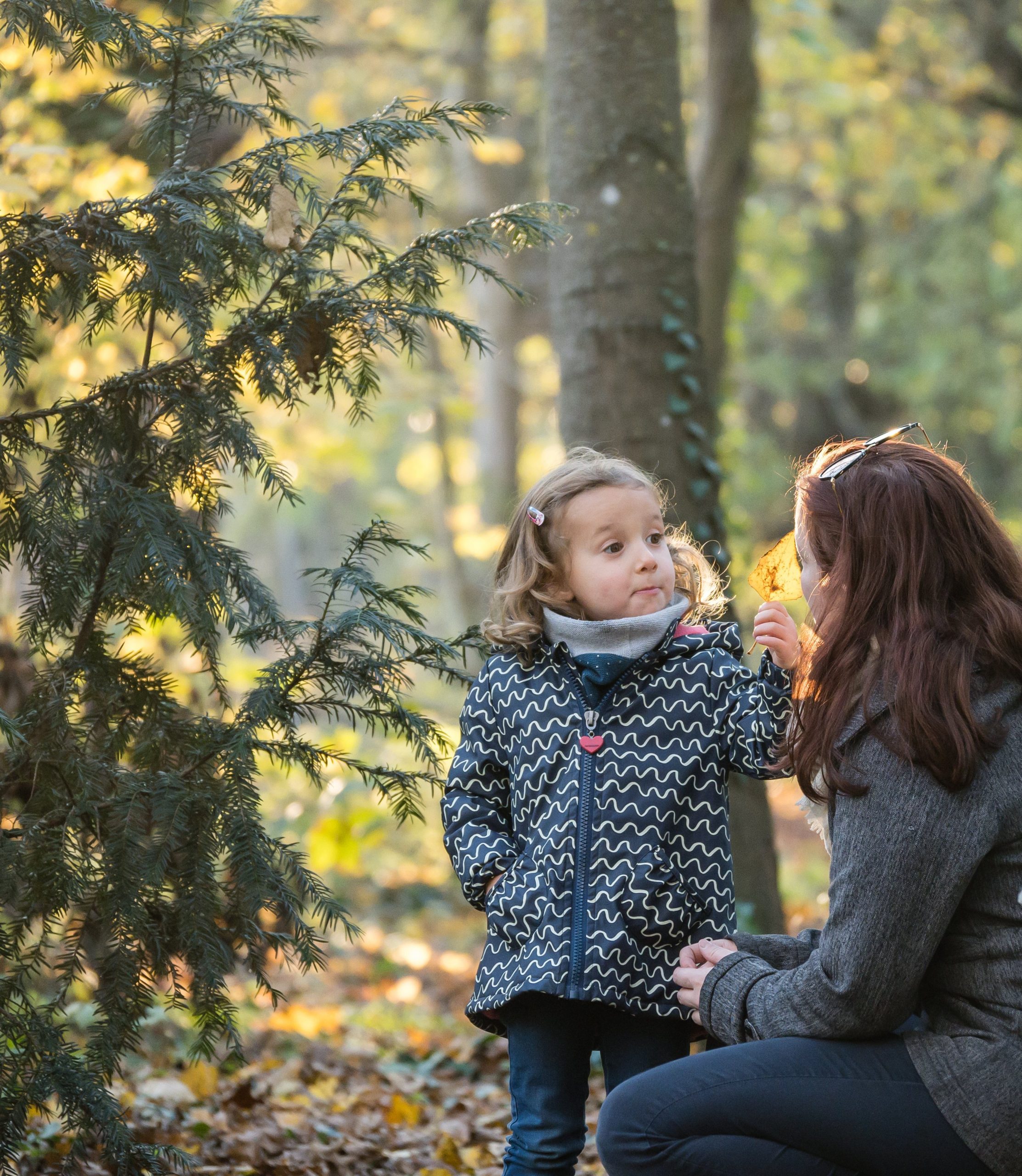 séance photo famille en forêt maman avec ses filles
